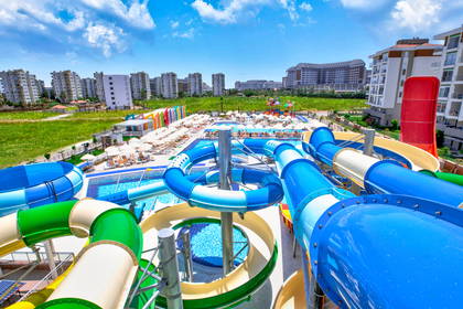 Aquapark ze zjeżdżalniami, basenami i leżakami.