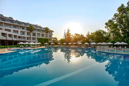 Hotel z basenem w słoneczny dzień.