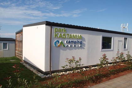 Budynek z napisem "Park Kastanija Camping Adria".