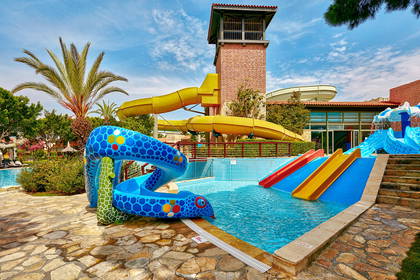 Aquapark ze zjeżdżalniami i basenami.