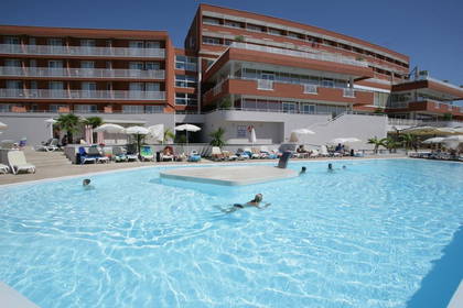 Basen hotelowy w słoneczny dzień.