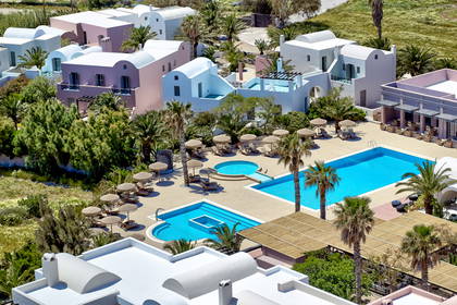 Kompleks hotelowy z basenami i palmami, widok z góry.