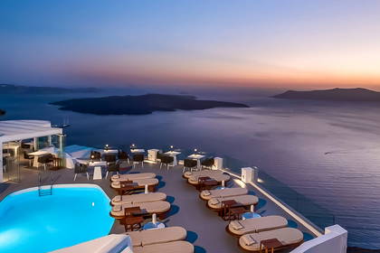 Restauracja na Santorini z widokiem na morze o zmierzchu.