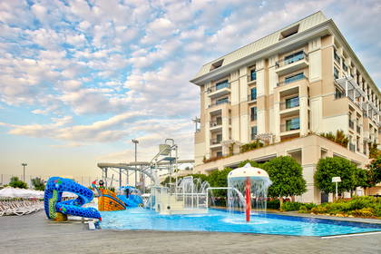 Kompleks hotelowy z basenem i atrakcjami wodnymi.