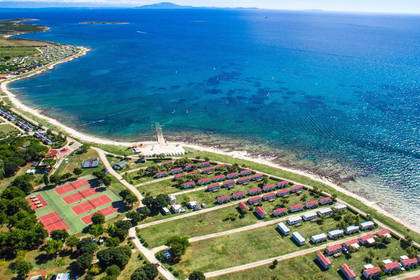 Zdjęcie z lotu ptaka: kemping na wybrzeżu, plaża i morze.