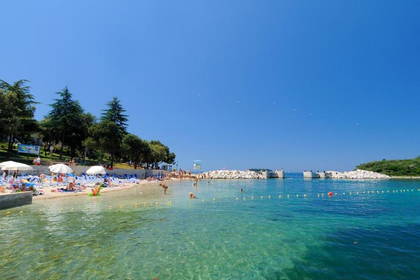 Plaża, błękitne morze i niebo.