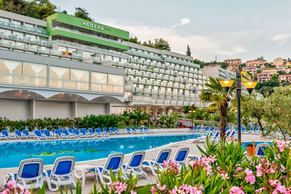 Basen z leżakami przy hotelu Hedera.