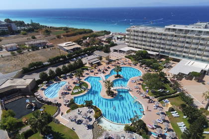 Hotel z basenem i widokiem na morze z lotu ptaka.