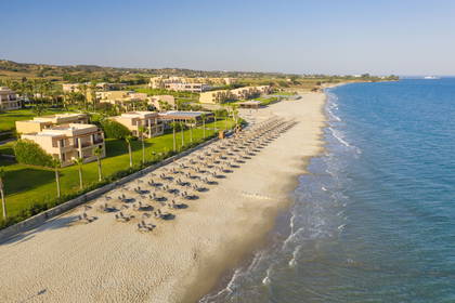 Hotel na plaży widziany z góry.