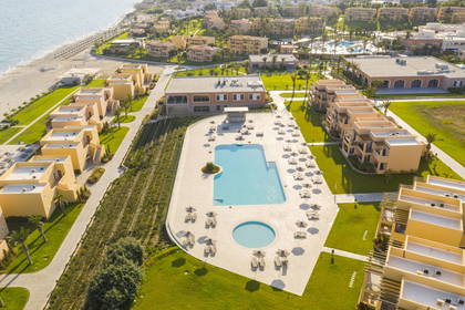 Kompleks hotelowy z basenami i plażą widziany z góry.