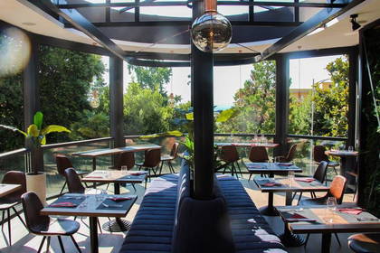 Restauracja z widokiem na zewnątrz.