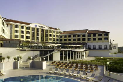 Hotel Park Plaza z basenem i leżakami.