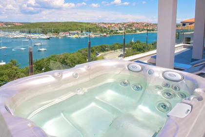 Widok z jacuzzi na morze i przystań jachtową.