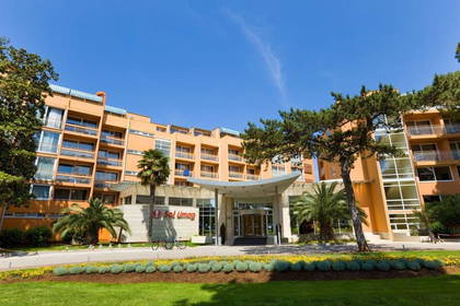 Hotel Sol Umag z ogrodem i palmami.