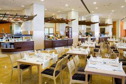 Restauracja z bufetem i nakrytymi stołami.
