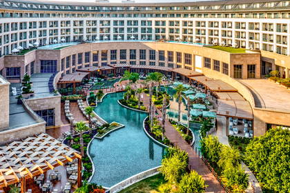 Luksusowy hotel z basenem widziany z góry.