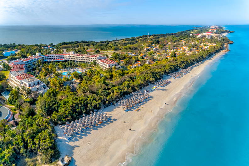 Kurort na plaży z parasolami, widok z lotu ptaka.