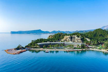 Hotel nad morzem sfotografowany z lotu ptaka.