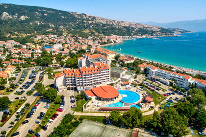 Hotel z basenem i parkingiem w Chorwacji, widok z lotu ptaka.