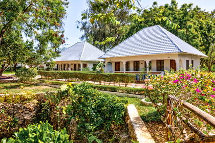 Bungalowy w tropikalnym ogrodzie.