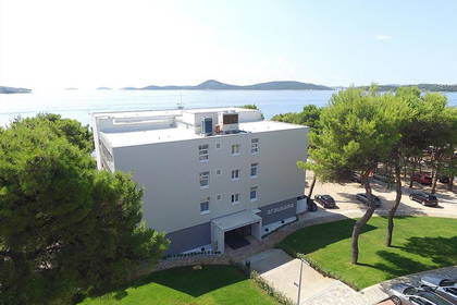 Hotel Arausana otoczony zielenią i morzem.