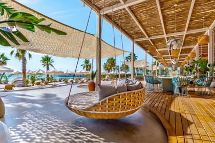 Restauracja na plaży z huśtawką.