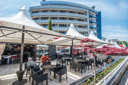 Restauracja z parasolami przed budynkiem.