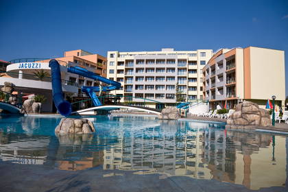 Basen z aquaparkiem przed budynkiem hotelu.