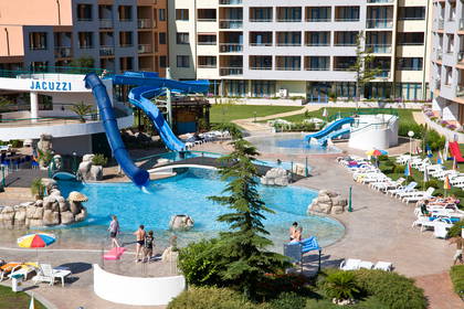 Basen z atrakcjami wodnymi przy hotelu, widok z góry.