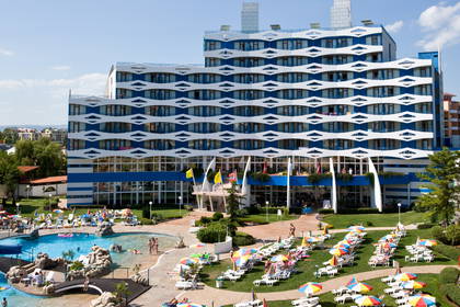Hotel z basenem i leżakami, widok z góry.