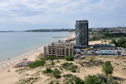 Plaża z parasolami i hotel nad morzem, widok z góry.