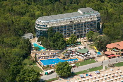 Hotel z basenami i plażą, widok z lotu ptaka.