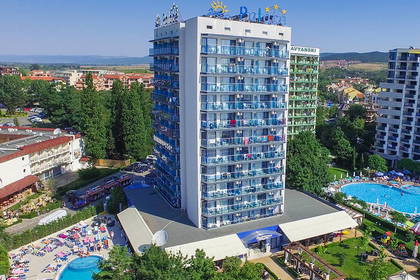 Widok z góry na hotel z basenami i ogrodem.