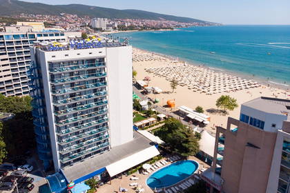 Hotel i plaża widziane z lotu ptaka.