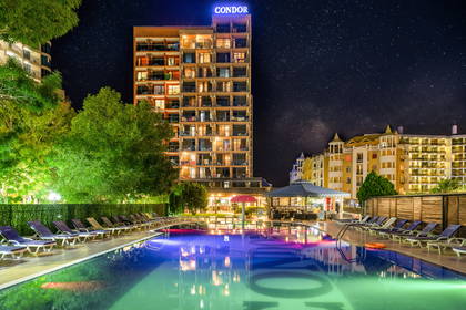 Hotel Condor nocą. Widoczny basen i leżaki.