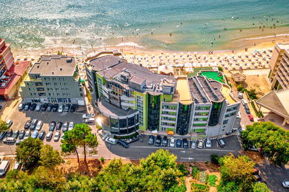 Hotel przy plaży z parkingiem, widok z góry.