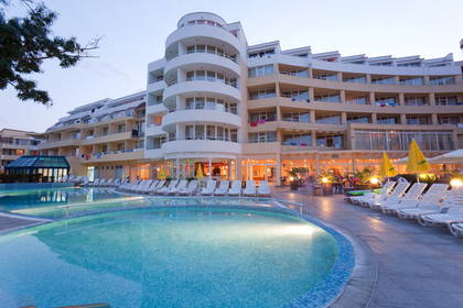 Hotel z basenem i leżakami do opalania.