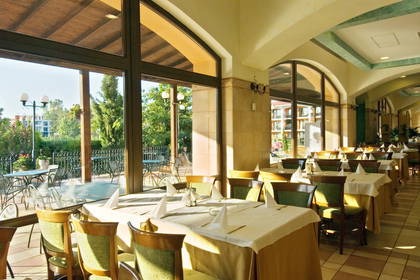 Restauracja - widok na salę z nakrytymi stołami.