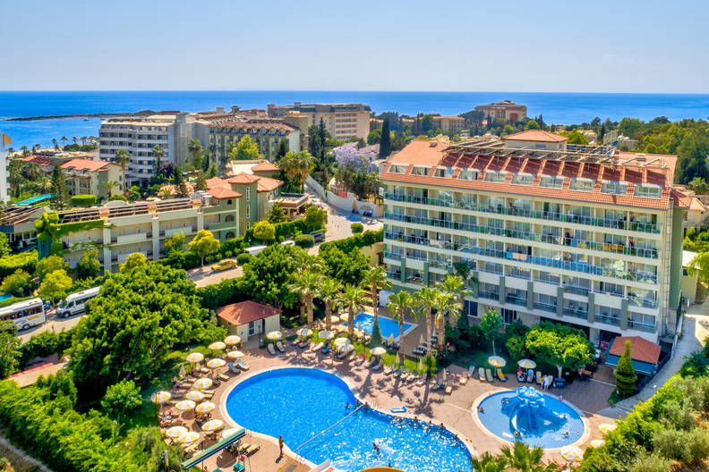 Kurort z basenami i palmami, widok z góry.