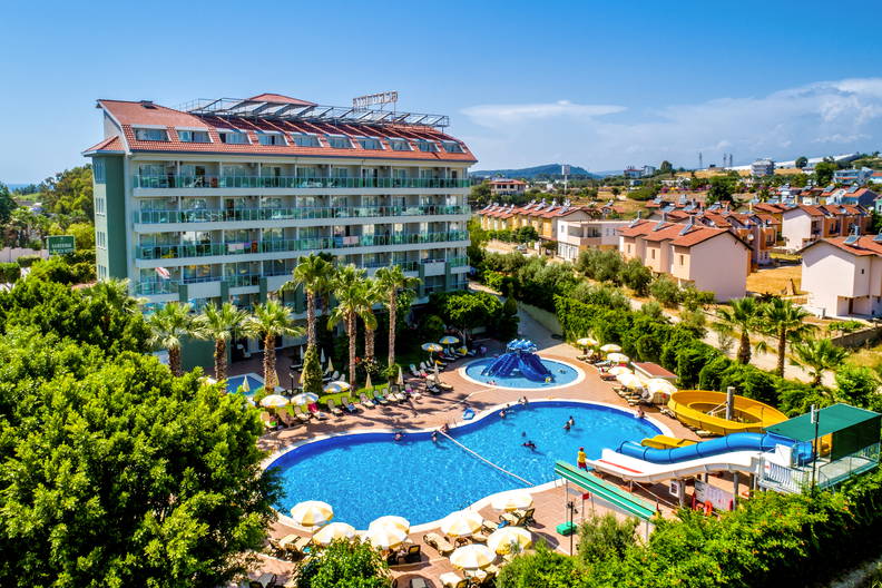 Hotel z basenami i zjeżdżalniami wodnymi, widok z góry.