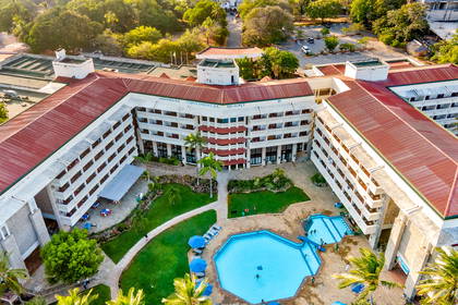 Widok z lotu ptaka na Mombasa Continental Resort i basen.