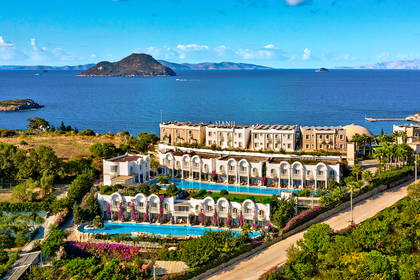 Hotel z basenami nad morzem.