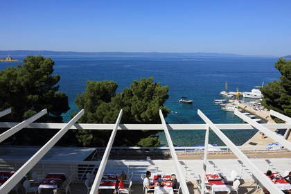 Restauracja z widokiem na morze i port jachtowy.