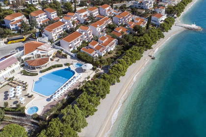 Hotel z basenem przy plaży, widok z góry.