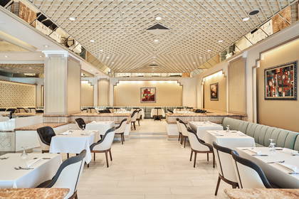 Restauracja z nakrytymi stołami i dekoracjami.