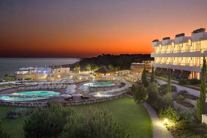 Hotel z basenami o zmierzchu.