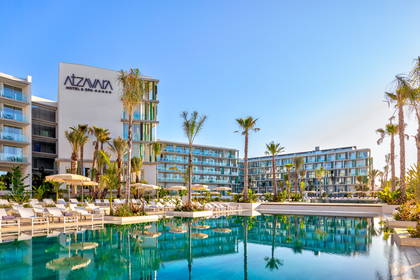 Hotel Azavara z basenem, leżakami i palmami.
