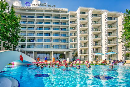 Osoby ćwiczą w basenie w hotelu Paradise Blue.