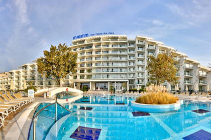 Panorama hotelu Maritim Paradise Blue Albena z basenem.