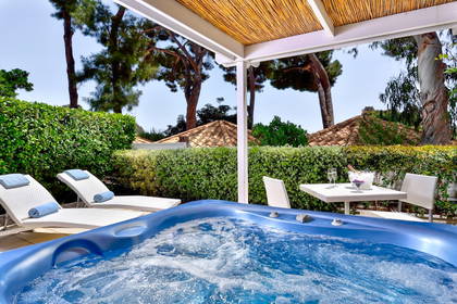 Jacuzzi, leżaki i stolik na zewnątrz.
